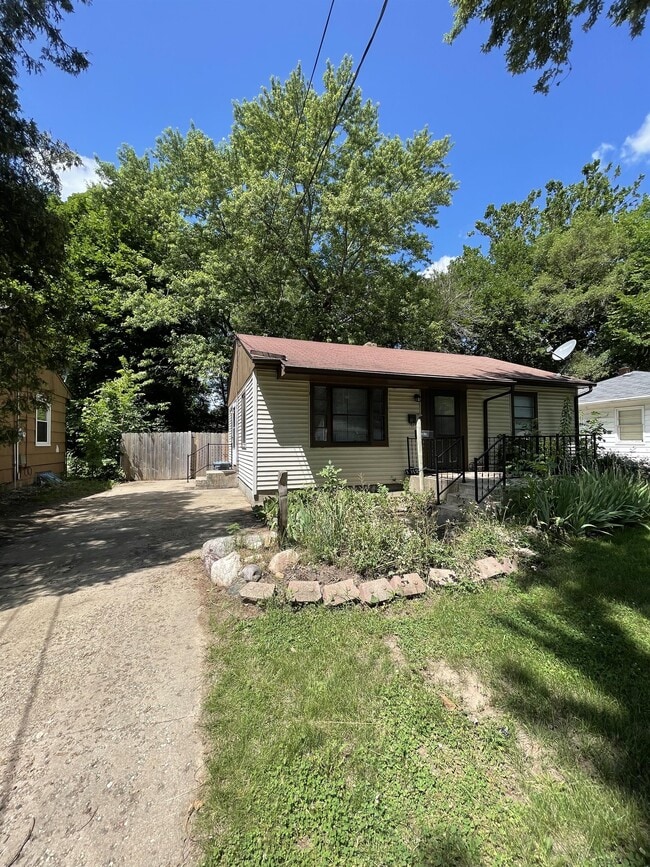 Building Photo - 1012 Oakley Ave Rental