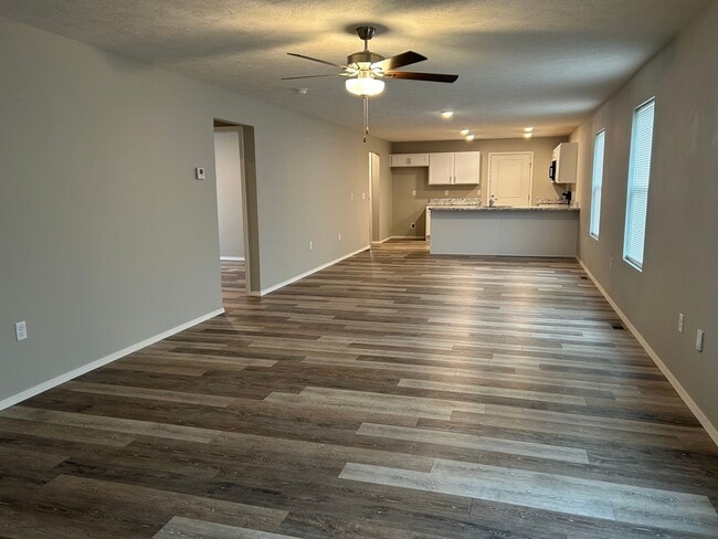 Photo - 3 bedroom home with fenced in back yard!