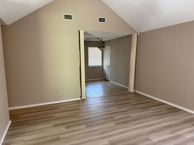 127 Rolling Oaks Dr