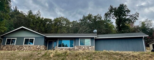 Building Photo - 3 Bedroom Plus Office, 2.5 Bath Located in...