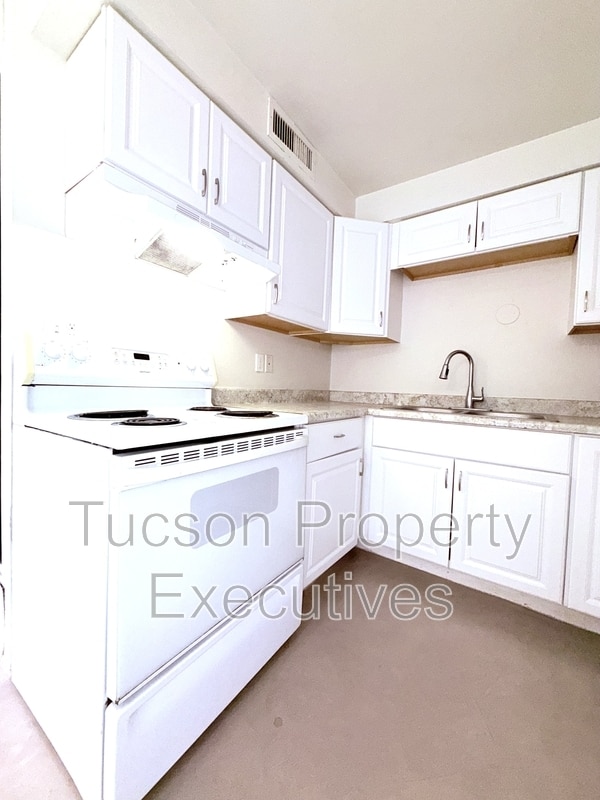 Photo - 315-319 E Blacklidge Dr