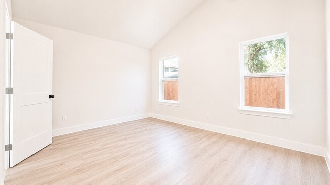 Photo - 142 College St