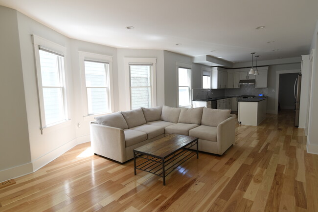 Living Area - 90 Bartlett St Apartamentos Unidad 1