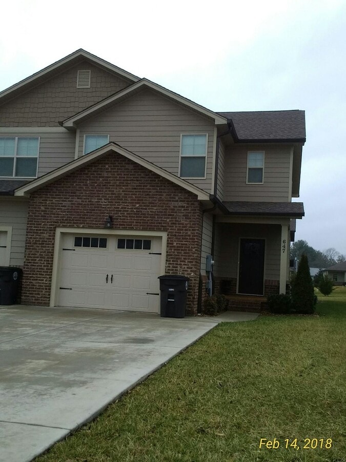 3 Bedroom 2.5 Bath Townhome with Garage for Rent in Cooper Sq Neighborhood - 3 Bedroom 2.5 Bath Townhome with Garage for Rent in Cooper Sq Neighborhood