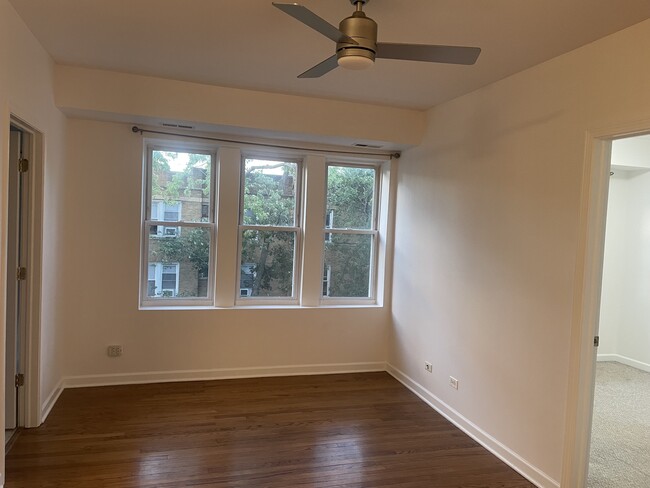 Building Photo - 4425 N Lawndale Ave Unit 3B