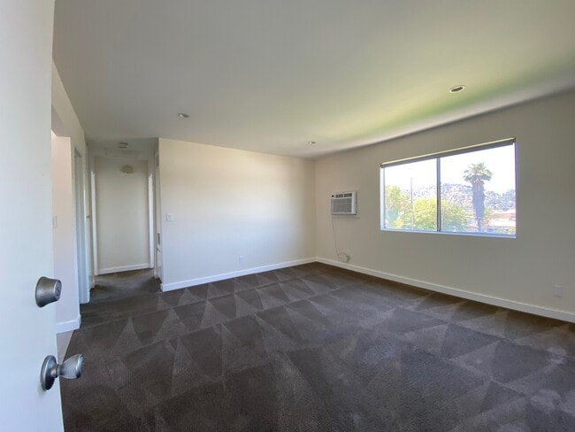 Livingroom - 3019 Chaucer St Unit 3019