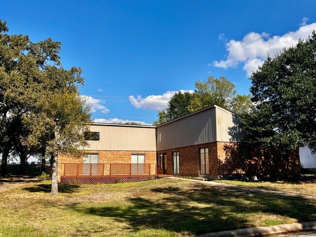 Photo - 2600 Arbor Dr