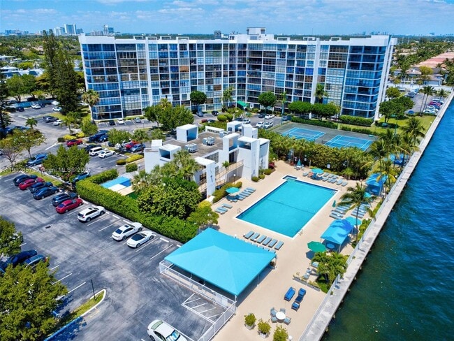 Building Photo - 1000 Parkview Dr Unit 412