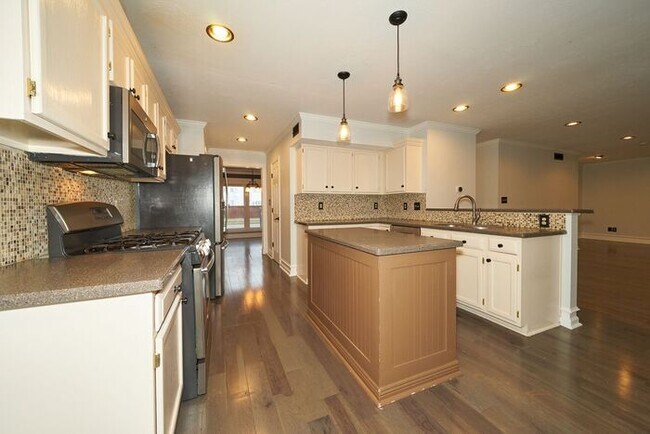 Photo - 4 BR with Great Floorplan in Carmel Schools! House