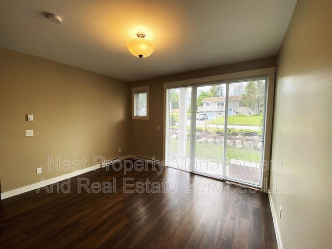 Photo - 110-110 Baxter Ave