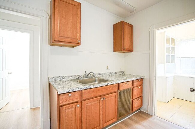 Building Photo - 5-7 Newman St Unit #3