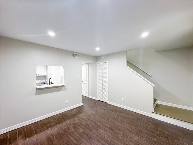 Building Photo - 1715 Moritz Dr Unit 2