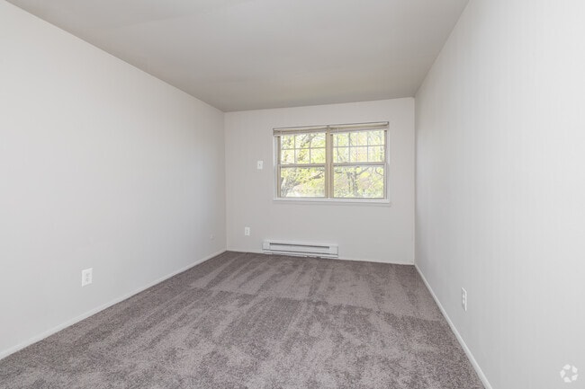 2BR, 1BA - 1,000SF - Second Bedroom