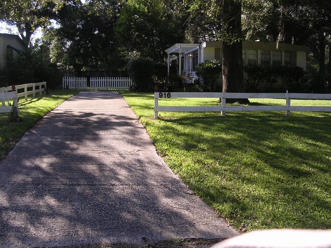 Building Photo - 916 S Christiana Ave