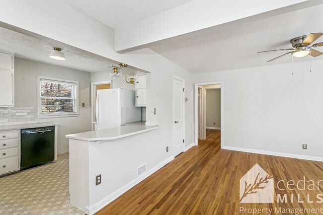 Building Photo - College Hill Gem!