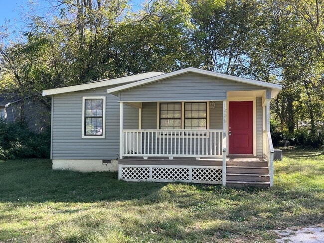 Building Photo - Charming, Spacious 3 bedroom 2 bath