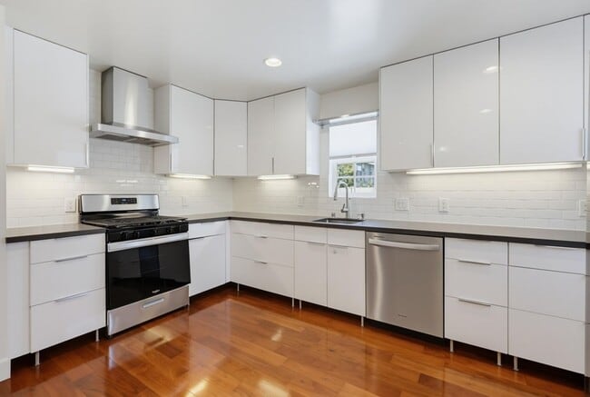 Building Photo - 1470 Rosecrans St Unit 2
