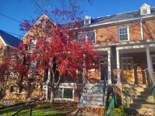 Building Photo - Beautiful 4 BR/3 BA Townhome in Brightwood!