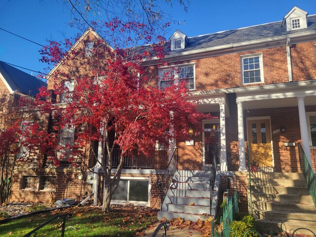 Beautiful 4 BR/3 BA Townhome in Brightwood! - Beautiful 4 BR/3 BA Townhome in Brightwood!