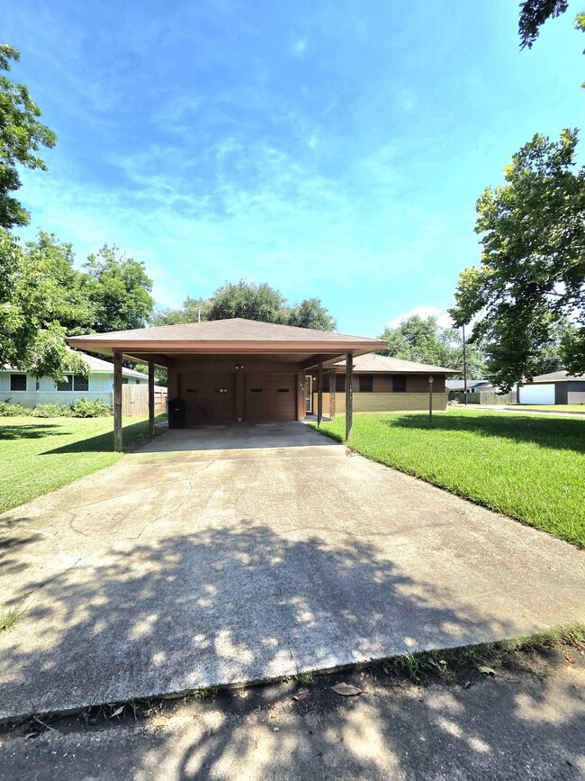 Photo - 1619 Ave G