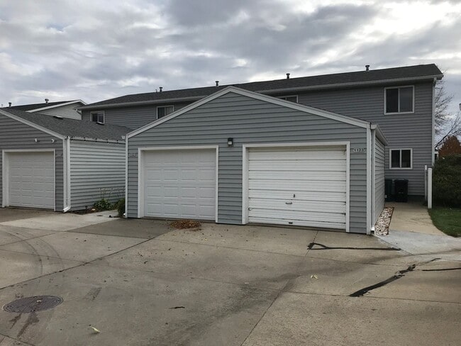 Building Photo - Spacious End Unit 2 Bed/1 Bath Townhome!