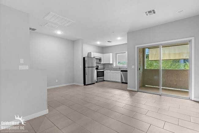 Building Photo - Modern 2Bdm 2.5Ba Home in Central Phoenix!