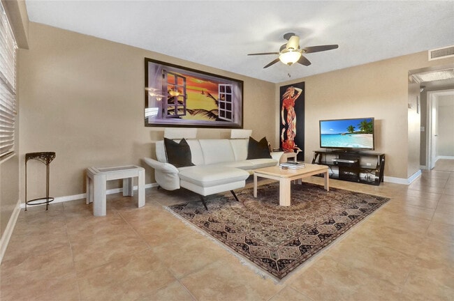 Photo - 33 Fanshaw A Unit 33