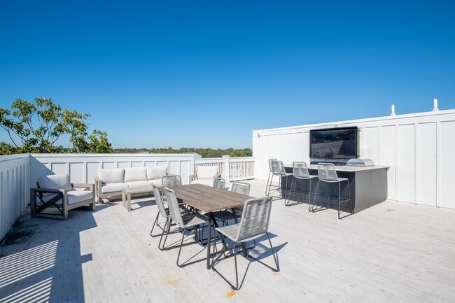 Building Photo - WALK TO THE BEACH OFF-SEASON RENTAL