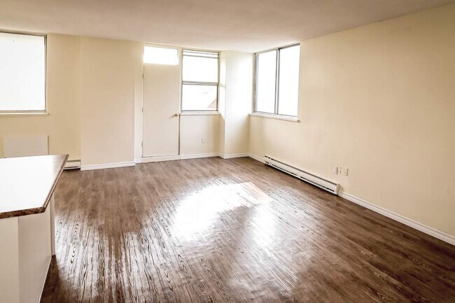 Photo - Fontainebleau Apartments