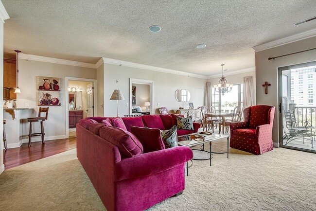 2 Bedroom/2 Bathroom plus Den Condo with L... - 2 Bedroom/2 Bathroom plus Den Condo with L...