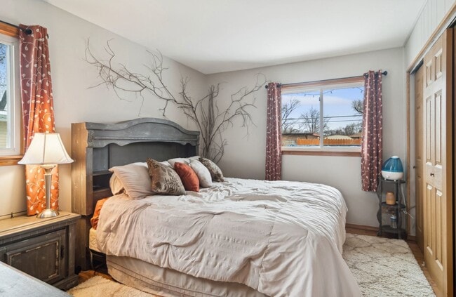 Photo - 460 Flagstaff Ln