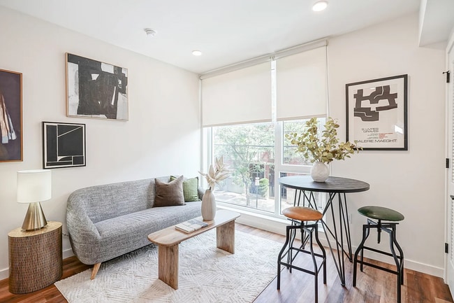 Building Photo - 1301 Bainbridge St Unit 2 Bedroom