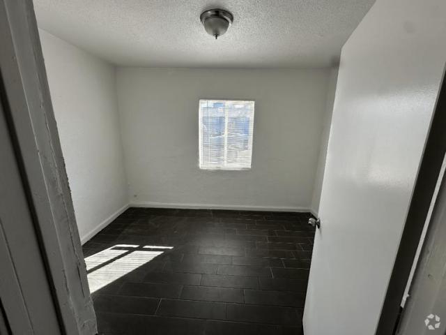 Building Photo - 1 bedroom in PHOENIX AZ 85006 Rental