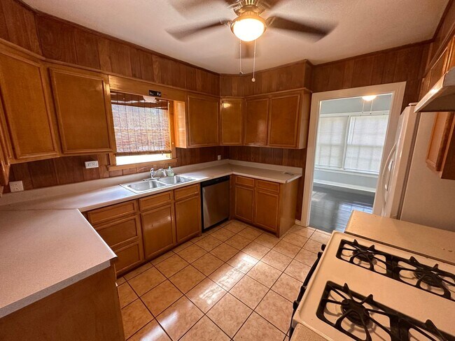 Photo - 211 W Holland St