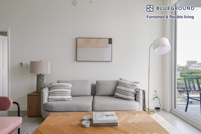 Photo - 729 NW 2nd St Unidad FL8-ID161