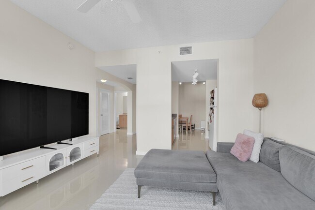 Photo - 533 NE 3rd Ave
