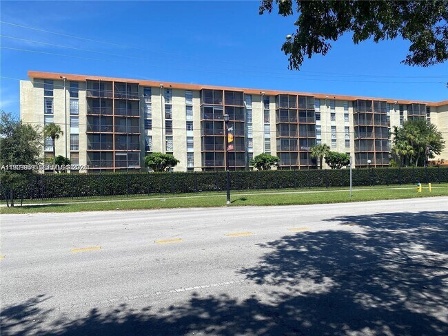 Photo - 16851 NE 23rd Ave Unidad A108