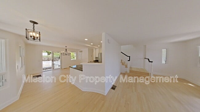 Photo - 2570 Lillie Ave
