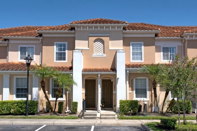 Building Photo - Gorgeous Fully Furnished Townhome Close to...