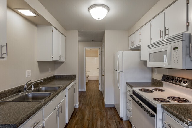 1BR, 1BA - 760 SF