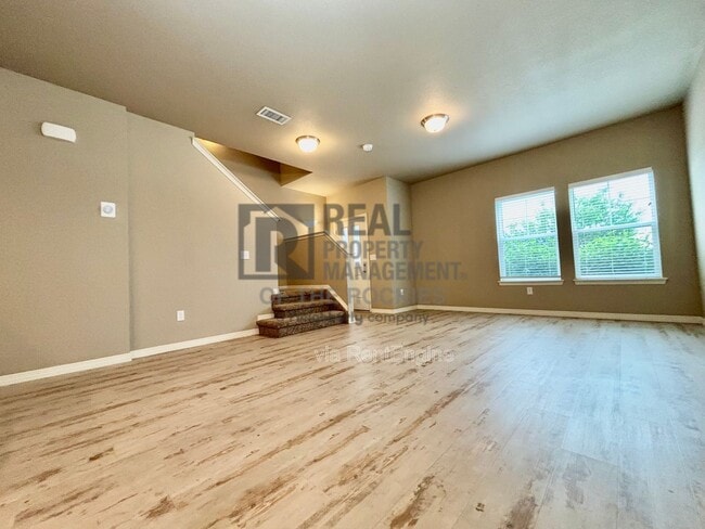 Photo - 1693 Grand Ave