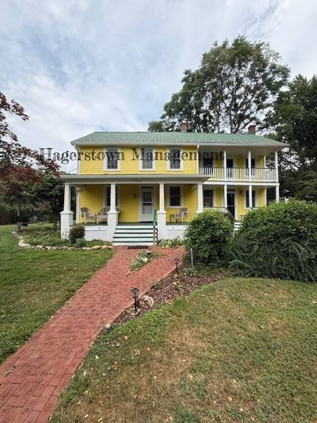 Building Photo - 3 Bedroom Home Fully Furnished in Pictures...