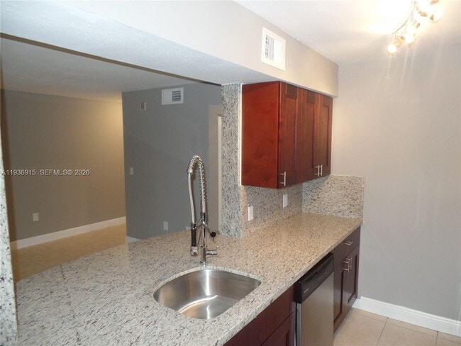 Building Photo - 2460 NW 33rd St Unit 1704