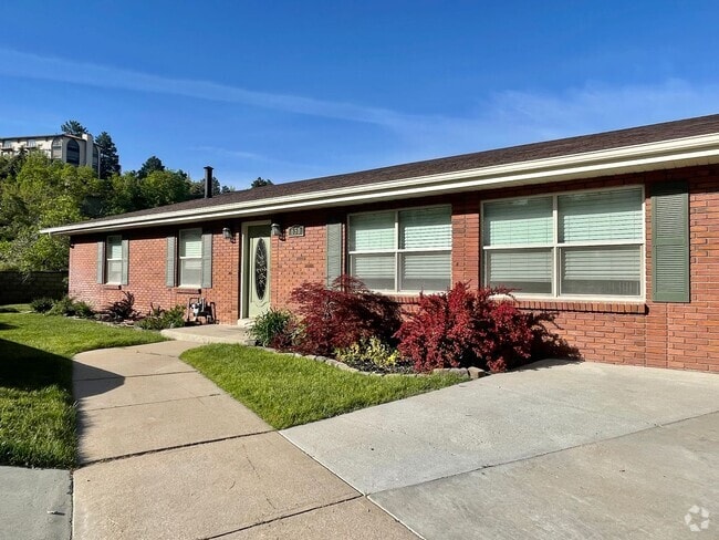 Building Photo - Gorgeous Home with Stunning Views!