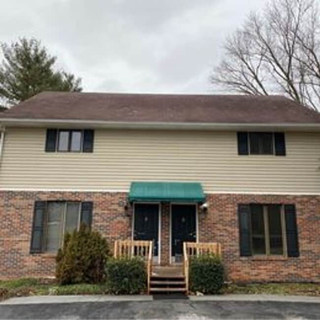 Building Photo - 131 Lake Dr