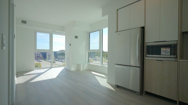 Photo - 1007-1007 The Queensway