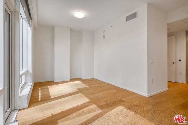 Photo - 877 Francisco St Unidad 526