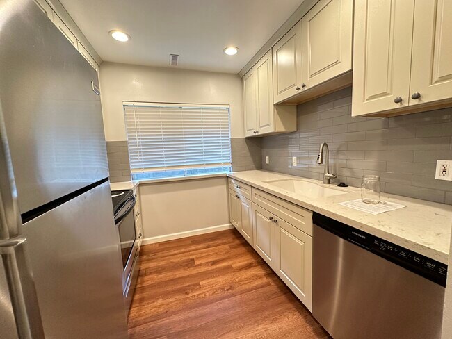 Photo - 1541 E Waterbury Dr Unit Waterbury