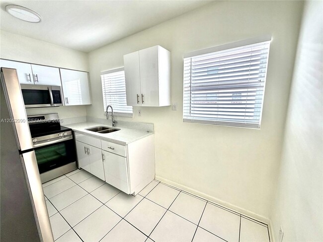 Photo - 2352 NE 9th St Unit B