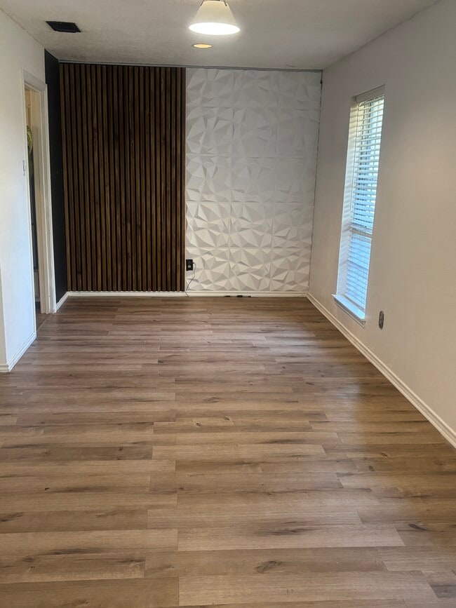 Photo - 310 Meadowlark Ln